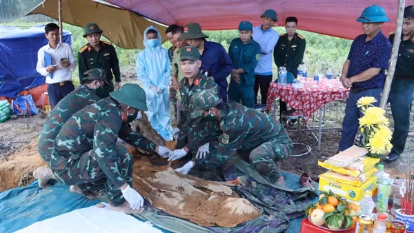 Di vật tìm thấy gồm: thắt lưng, dép cao-su, tất, bàn chải đánh răng màu đỏ, lược, 25 cúc áo, quần và tấm tăng. (Ảnh: LÊ SÁU)
