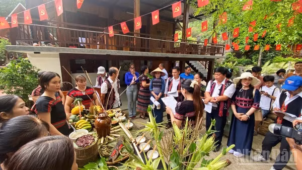 Một số du khách cùng chủ homestay cùng thực hiện mâm cơm đồng bào để dự thi trong kỳ nghỉ ở làng du lịch thác A Nôr, A Lưới 1.