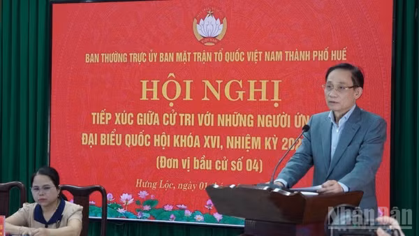 Ông Lê Hoài Trung trình bày chương trình nếu được bầu làm đại biểu Quốc hội trước cử tri xã Hưng Lộc.