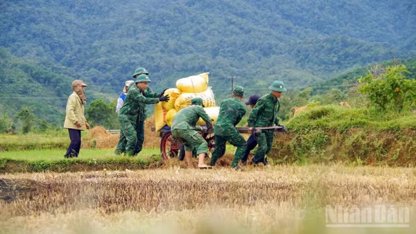 Cùng nhân dân tăng gia sản xuất, bảo vệ đường biên, mốc giới.