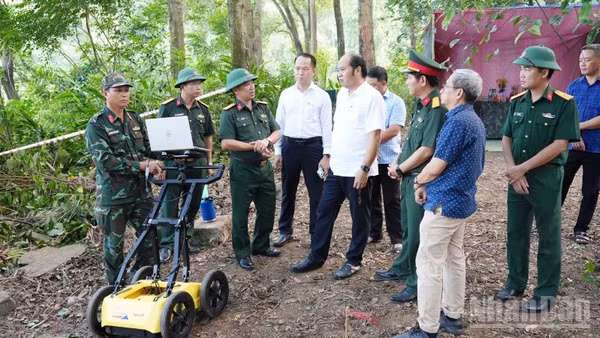 Ông Nguyễn Văn Mạnh thăm, chỉ đạo triển khai tìm kiếm. (Ảnh: Tiến Bốn) 