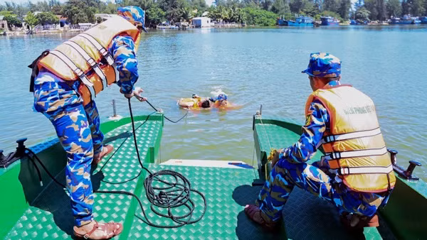 Lực lượng diễn tập thực hành xử trí tình huống giả định cứu người gặp nạn trên biển. (Ảnh: Võ Tiến)
