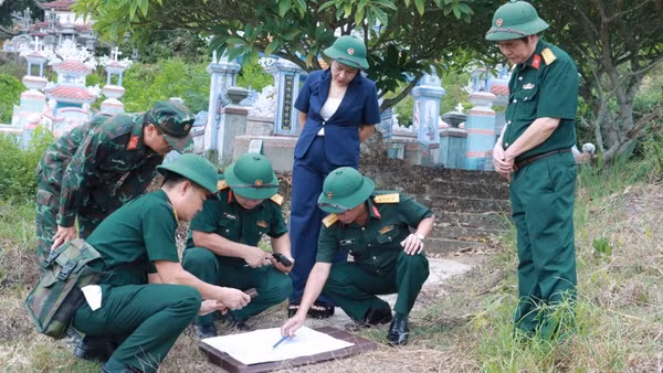 Đoàn khảo sát đối chiếu thực địa tại hiện trường. (Ảnh: Bộ Chỉ huy quân sự thành phố Huế)