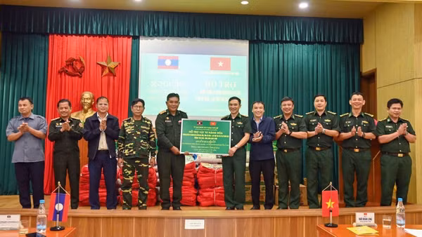 Thành phố Huế hỗ trợ 300 triệu đồng, gồm 5 tấn gạo, vật tư, hàng hóa và nhu yếu phẩm thiết yếu cho chính quyền và nhân dân huyện Kà Lừm, tỉnh Sê Kông (Lào). (Ảnh: Bộ đội biên phòng Huế)
