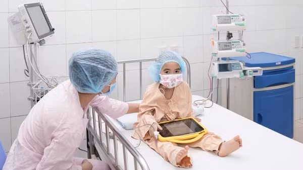 Bệnh nhi P.T.M.D đã được ghép tủy, trên đà hồi phục. (Ảnh: Bệnh viện Trung ương Huế)