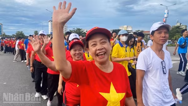 Người dân Huế hào hứng tham gia chương trình. (Ảnh: DQT)