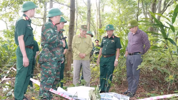 Bộ Chỉ huy quân sự thành phố Huế tổ chức khảo sát, xác minh thông tin mộ liệt sĩ tập thể tại khu vực phía bắc đèo Hải Vân. (Ảnh: LÊ SÁU) 