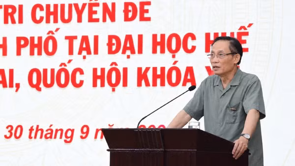 Đồng chí Lê Hoài Trung, Ủy viên Bộ Chính trị, Bộ trưởng Ngoại giao cùng Đoàn đại biểu Quốc hội thành phố Huế tiếp xúc cử tri là cán bộ, giảng viên, sinh viên Đại học Huế. (Ảnh: QUANG TIẾN)