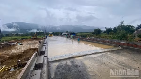 Cầu Cưrso hoàn thành vượt tiến độ không chỉ bảo đảm kết nối hạ tầng giao thông an toàn, bền vững trong mùa mưa bão tới, mà còn mang lại niềm vui lớn cho thầy cô và học sinh Trường liên cấp A Lưới 4 ngay trước thềm năm học mới. (Ảnh: Quang Tiến)