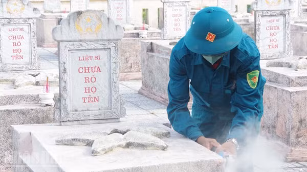 Các lực lượng khai mở các phần mộ kiên cố, cố gắng tìm mẫu để xác định danh tính các anh.