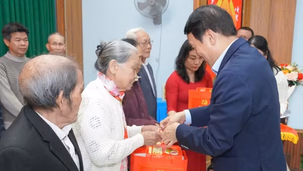 Đại tướng Lương Tam Quang trao quà Tết tại xã Hưng Lộc, thành phố Huế.