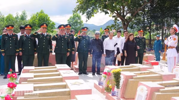 Tại lễ truy điệu, lãnh đạo thành phố, Lực lượng vũ trang và nhân dân địa phương dâng hoa, dâng hương tưởng niệm, tri ân liệt sĩ. (Ảnh: Tiến Đạo)