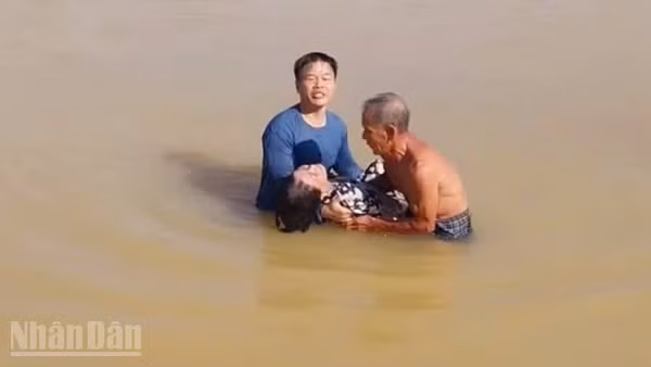 Thượng tá Lê Diệt cùng người dân cứu bà TTL trên sông Hương sáng 2/10. (Ảnh: Q.T)