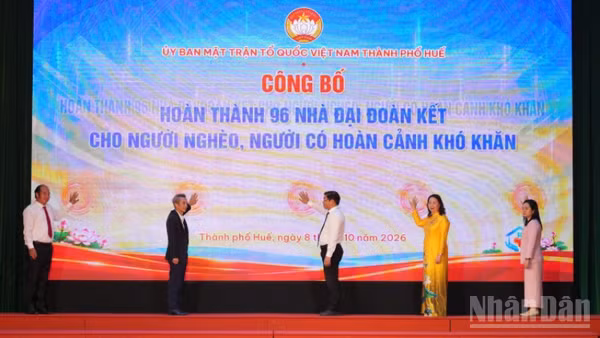 Tại Lễ phát động, Ủy ban Mặt trận Tổ quốc Việt Nam thành phố Huế đã công bố hoàn thành 96 nhà đại đoàn kết cho người nghèo, người có hoàn cảnh khó khăn. (Ảnh: Q.T)