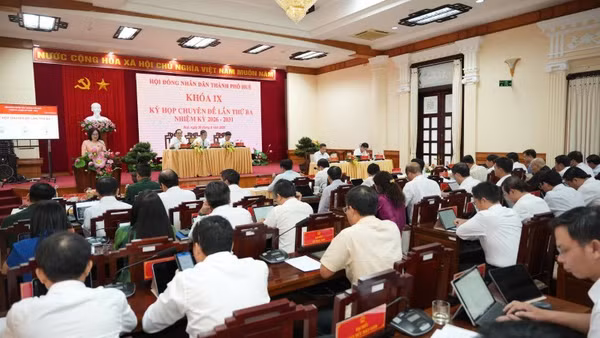 Tại kỳ họp này Hội đồng nhân dân đã biểu quyết thông qua nghị quyết giảm Ban, Sở. (Ảnh: Quang Tiến)