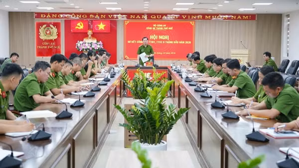 Sáng 6/10, Công an thành phố Huế tổ chức Hội nghị sơ kết công tác bảo đảm trật tự đô thị, trật tự công cộng và triển khai nhiệm vụ những tháng cuối năm. (Ảnh: Công an thành phố)