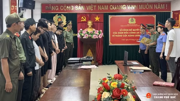 Cơ quan điều tra tống đạt Quyết định khởi tố bị can, bắt tạm giam nhóm đối tượng. (Ảnh: Viện Kiểm sát nhân dân thành phố Huế cung cấp)