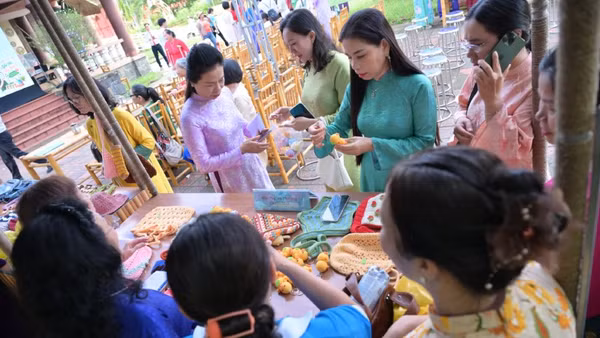 Sản phẩm của Câu lạc bộ phụ nữ khuyết tật phường Thanh Thủy đã gây chú ý đối với khách dự lễ. (Ảnh: Q.T)