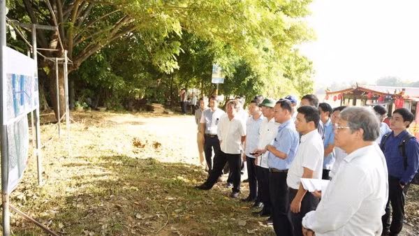 Lãnh đạo thành phố Huế kiểm tra, cho ý kiến xử lý những việc còn tồn đọng tại các dự án trọng điểm. (Ảnh: N. Hiếu) 