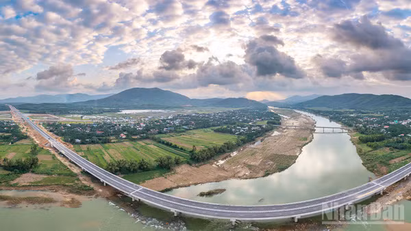 Đường cao tốc Quảng Ngãi-Hoài Nhơn như một dải lụa vắt qua nhiều vùng quê, kết nối các vùng kinh tế trọng điểm.