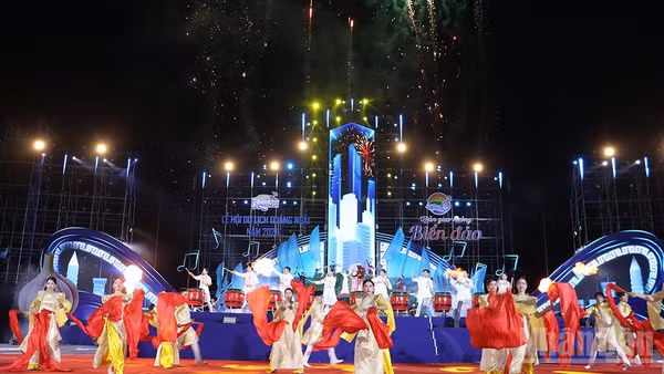 Điểm nhấn của đêm khai mạc lễ hội là chương trình nghệ thuật đầy cảm xúc với chủ đề “Quảng Ngãi - Bản giao hưởng biển đảo”, được kết hợp ngôn ngữ nghệ thuật của âm nhạc và ánh sáng đầy cảm xúc.