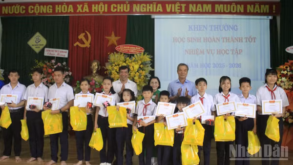 Trung tâm Nuôi dạy trẻ khuyết tật Võ Hồng Sơn khen thưởng trẻ khuyết tật hoàn thành tốt nhiệm vụ học tập.
