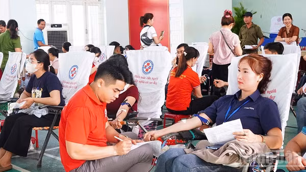 Chương trình Hành trình Đỏ năm 2026 tại Quảng Ngãi thu hút đông đảo người dân đăng ký, tham gia hiến máu.