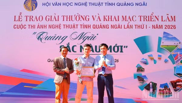 Trao giải Nhất cho tác giả Nguyễn Việt Hoàng với tác phẩm “Nhịp nối qua mây”.