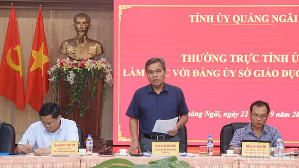 Đồng chí Hồ Văn Niên, Ủy viên Trung ương Đảng, Bí thư Tỉnh ủy Quảng Ngãi phát biểu kết luận tại buổi làm việc với Đảng ủy Sở Giáo dục và Đào tạo. (Ảnh: HIỂN CỪ)