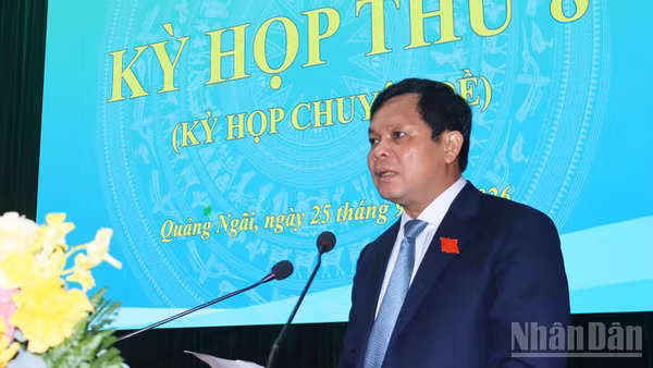 Đồng chí Nguyễn Đức Tuy, Phó Bí thư Tỉnh ủy, Chủ tịch Hội đồng nhân dân tỉnh Quảng Ngãi phát biểu tại kỳ họp. (Ảnh: HIỂN CỪ)