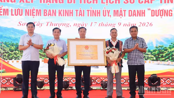 Lãnh đạo tỉnh Quảng Ngãi trao Bằng xếp hạng di tích lịch sử cấp tỉnh đối với địa điểm lưu niệm Ban Kinh tài Tỉnh ủy, mật danh “Dượng Bảy” cho lãnh đạo xã Sơn Tây Thượng (Ảnh: HIỂN CỪ)