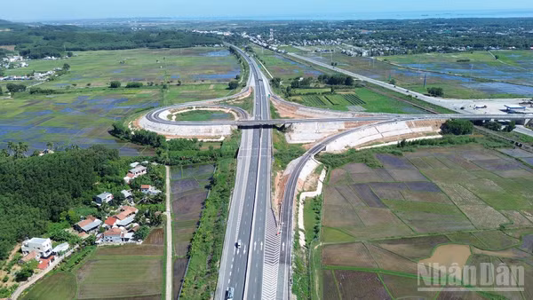 Từ 0 giờ ngày 1/10/2026, nút giao Trì Bình-Dung Quất thuộc tuyến đường cao tốc Đà Nẵng-Quảng Ngãi chính thức thông xe, đưa vào khai thác và tổ chức thu phí. (Ảnh: HIỂN CỪ)