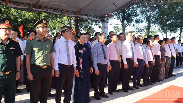 Lãnh đạo tỉnh Quảng Ngãi dâng hương tưởng nhớ cụ Huỳnh Thúc Kháng tại Khu mộ của cụ nằm trên núi Thiên Ấn. (Ảnh: HIỂN CỪ)