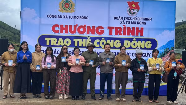 Trao thẻ an toàn cộng đồng cho người dân xã Tu Mơ Rông nằm trong vùng có nguy cơ sạt lở đất, lũ quét. (Ảnh: HIỂN CỪ)