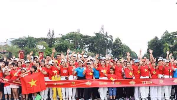 Người dân tham gia Chương trình đi bộ “Cùng Việt Nam tiến bước” năm 2025 trên địa bàn tỉnh Quảng Ngãi. (Ảnh: HIỂN CỪ)
