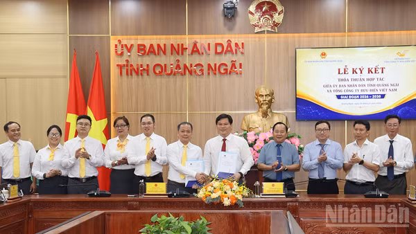 Lãnh đạo tỉnh Quảng Ngãi và Tổng công ty Bưu điện Việt Nam ký kết thỏa thuận hợp tác giai đoạn 2026-2030. (Ảnh: HIỂN CỪ)