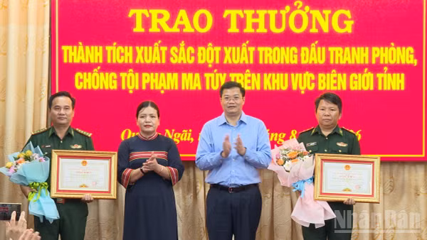 Lãnh đạo Ủy ban nhân dân tỉnh Quảng Ngãi trao Bằng khen cho 2 tập thể có thành tích xuất sắc trong vụ bắt giữ các đối tượng vận chuyển trái phép hơn 28,5kg ma túy tại địa bàn xã biên giới Dục Nông. (Ảnh: HIỂN CỪ)