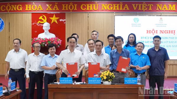 Lãnh đạo Liên đoàn Lao động tỉnh Quảng Ngãi, Bảo hiểm xã hội tỉnh và Sở Nội vụ ký kết chương trình phối hợp giai đoạn 2026-2030. (Ảnh: HIỂN CỪ) 