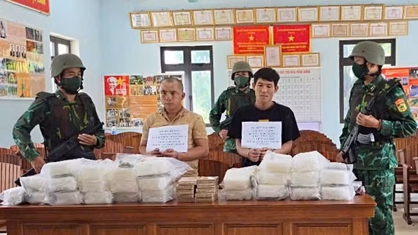 Đối tượng Nguyễn Phi Long và Nguyễn Nhất Nhơn bị bắt cùng tang vật. (Ảnh: Ban Chỉ huy Bộ đội biên phòng tỉnh Quảng Ngãi)