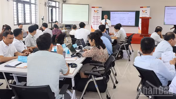 Quang cảnh lớp bồi dưỡng nâng cao năng lực lãnh đạo hiện đại. (Ảnh: HIỂN CỪ)