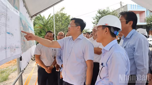 Kiểm tra các dự án giao thông trọng điểm, Chủ tịch Ủy ban nhân dân tỉnh Quảng Ngãi Nguyễn Đức Tâm yêu cầu chủ đầu tư đẩy nhanh tiến độ thực hiện dự án, bảo đảm hoàn thành mục tiêu giải ngân vốn đầu tư công năm 2026.