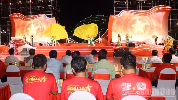 Đêm khai mạc chuỗi sự kiện “Tự hào Việt Nam - Nghĩa Lộ khát vọng vươn xa”, thu hút hàng nghìn người dân tham dự. (Ảnh: HIỂN CỪ)