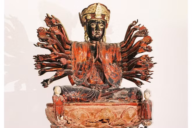 Bức tượng Phật bà Quan Âm chùa Hội Hạ (cao 320cm), bảo vật quốc gia, hiện trưng bày tại Bảo tàng Mỹ thuật Việt Nam. Nguồn: VNFAM