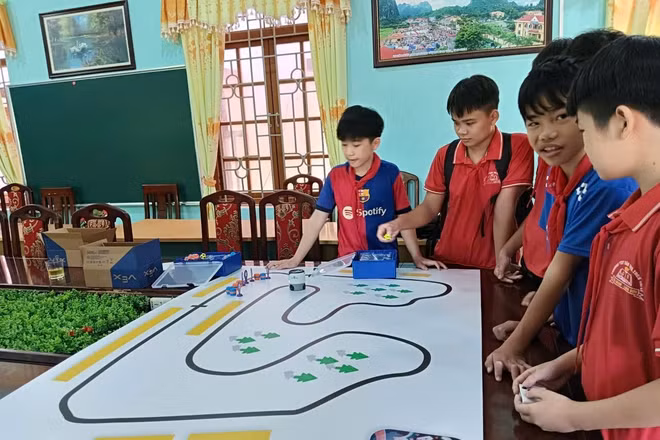 Sau khi được học STEM, mỗi giờ thực hành luôn tràn đầy niềm vui với các em học sinh Trường Phổ thông Dân tộc bán trú Tri Lễ. (Ảnh HOÀNG HẬU) 