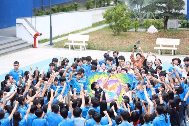 Học sinh Hope School sôi nổi tham gia "Chấm - Chạm" và giao lưu cùng họa sĩ Trương Vũ Trung. (Ảnh HUỲNH NGỌC)