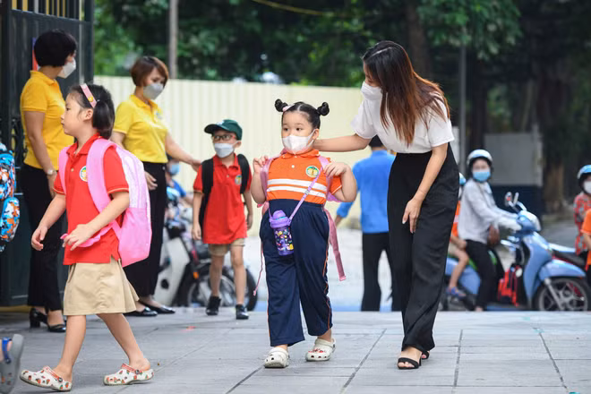 Nhiều gia đình gặp khó khăn khi phải xoay xở đón, đưa con đi học mỗi ngày. (Ảnh Thành Đạt)