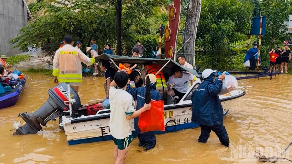 Các lực lượng chức năng giúp nhân dân ra khỏi vùng ngập lụt nguy hiểm. (Ảnh: CTV)