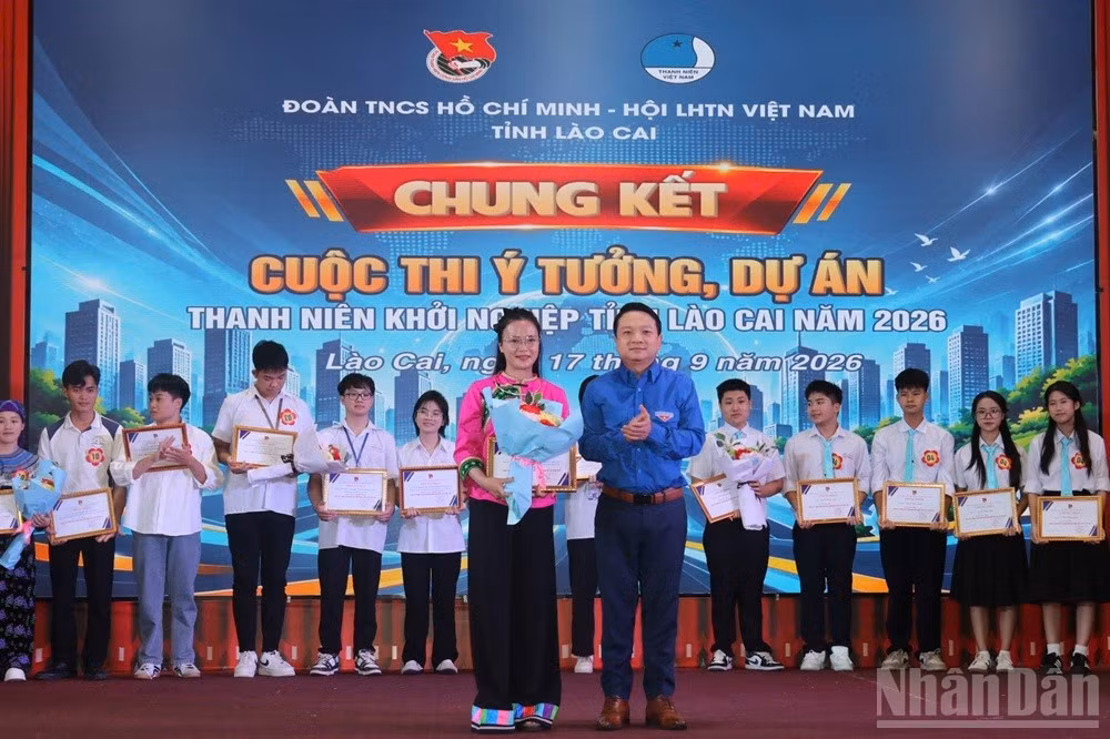  Đồng chí Triệu Trí Lộc, Phó Bí thư Tỉnh đoàn Lào Cai trao giải thưởng cho các tác giả đạt giải. (Ảnh: THANH SƠN)