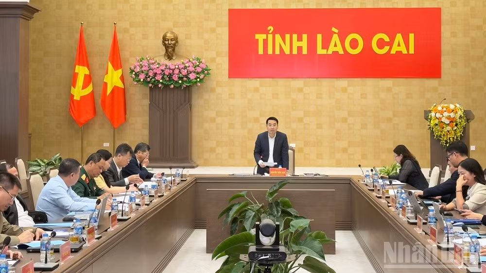 Chủ tịch Ủy ban nhân dân tỉnh Nguyễn Tuấn Anh điều hành hội nghị. (Ảnh: THANH SƠN)