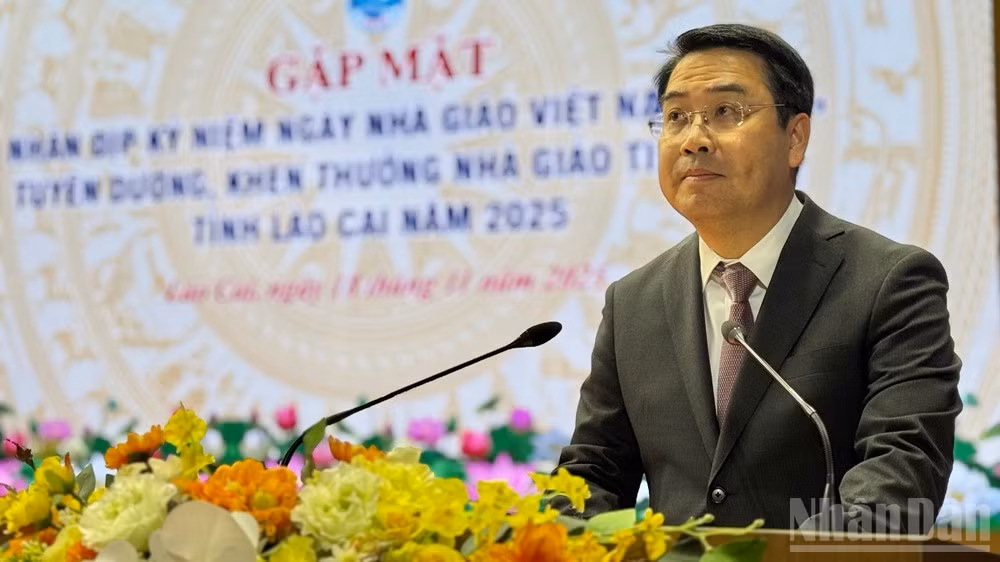 Chủ tịch Ủy ban nhân dân tỉnh Nguyễn Tuấn Anh phát biểu tại buổi gặp mặt.